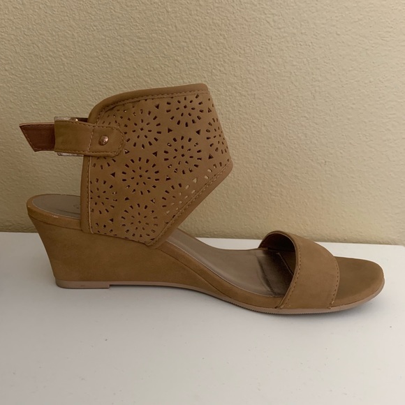 Shoes - Tan Wedges